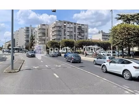 local commercial 151 m²