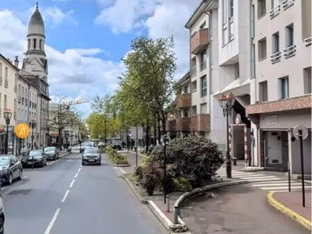 très grand parking voiture + motos