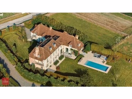 recente luxe-villa met zwembad