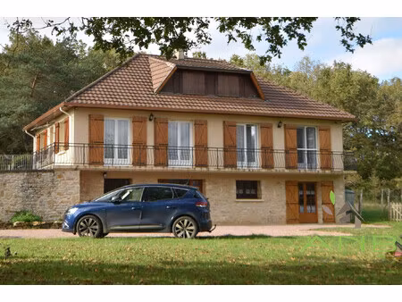 maison traditionnelle  élevée sur sous-sol à milhac-de-nontro