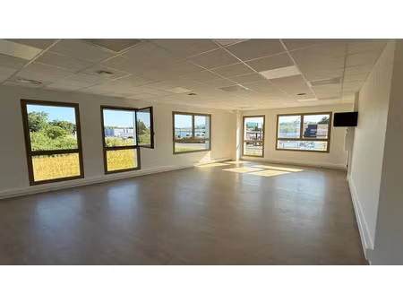a louer ou à vendre bureaux neufs 95 m² proche a40 bourg sud