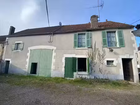 maison ancienne édifiée sur cave avec dépendances