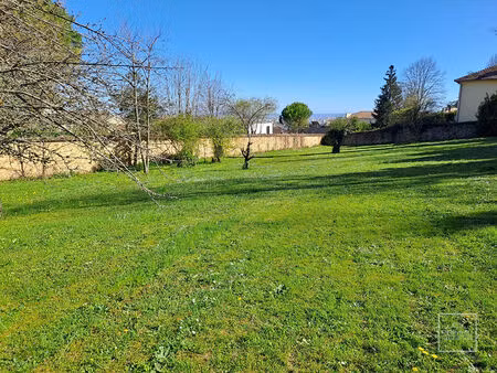 saint cyr au mont d'or  hyper centre du village  terrain plat à bâtir de 1 814m² avec vue.