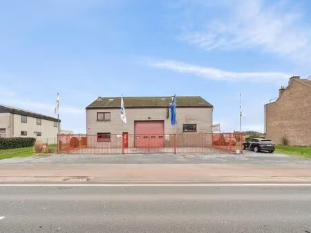garage prospère dans un emplacement idéal avec maison