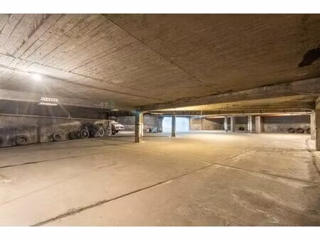 immeuble de rapport : garage avec 20 emplacements