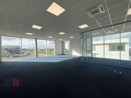 186 m² d'entrepôt avec 228 m² de bureaux près de knokkewe...