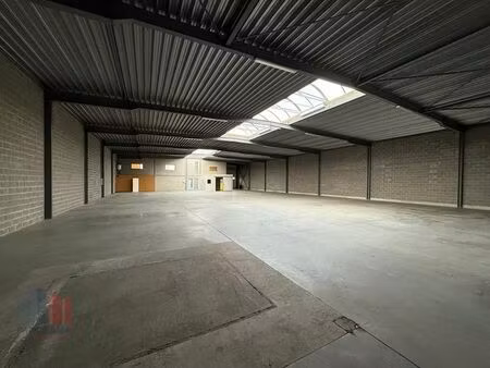 ruim magazijn van 814m² met kantoorruimte in kruisem