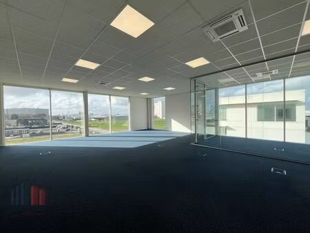 186 m² d'entrepôt avec 228 m² de bureaux près de knokkewe...