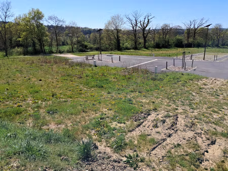 terrain viabilisé de 352 m2 idéalement placé.