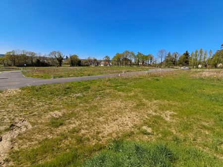 terrain viabilisé de 416 m2 idéalement placé.