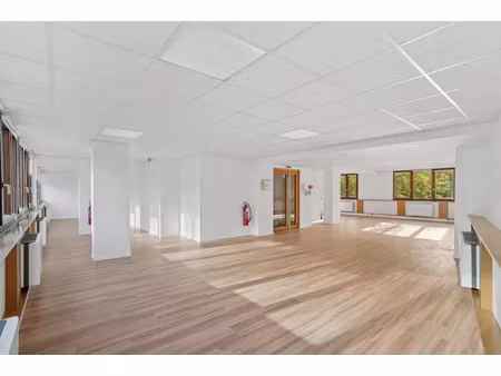 bureaux rénovés & parkings à louer au pied du métro !