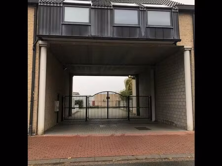emplacement sous terrain pour 1 voiture.