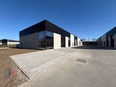 unité pme de 306 m² nouvellement construite à 1 km de l'a...