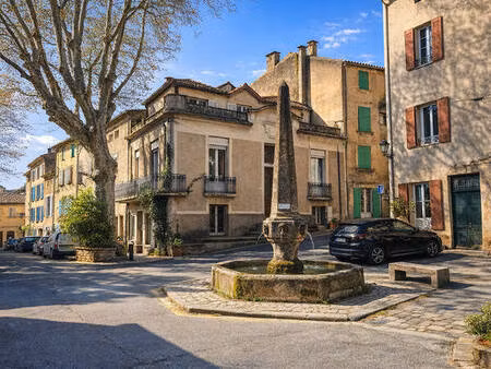 cucuron  belle demeure de village avec toit terrasse