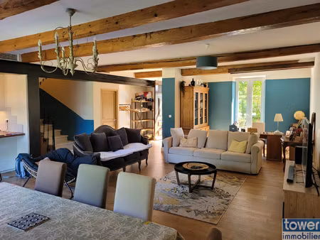 villa 3 faces de 240 m2 sur 1200 m2 de terrain avec piscine