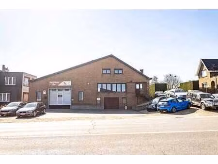 maison spacieuse avec 5 chambres et entrepôt