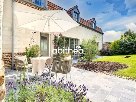 maison en pierres blanches