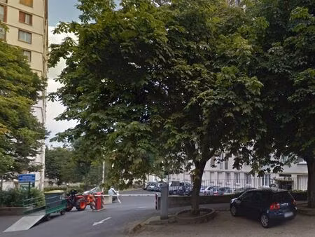 parking dans un immeuble sécurisé