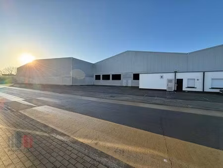 7500 m² magazijnruimte met kantoren op zeer goede locatie...