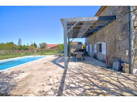maison de caractère en pierres de 152 m² avec piscine  carport  dépendance sur un terrain 