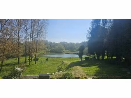 propriété sur terrain avec plans d'eau