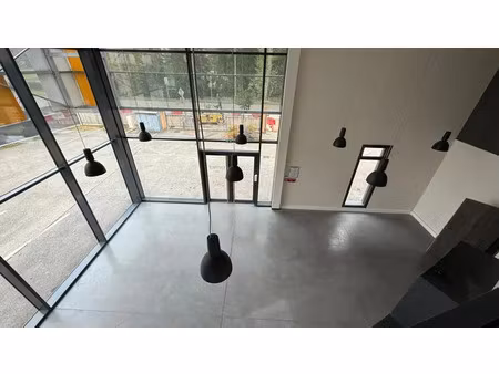 bureaux/ show-room de 300 m² location saint denis les bourg