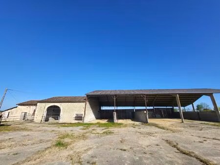 corps de ferme sur 16ha agricole et bois.