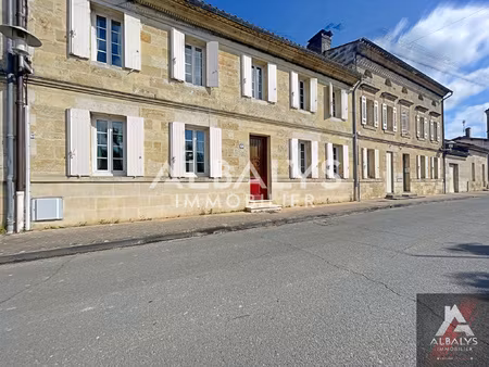 maison pierre de 230 m2 avec jardin et garages.