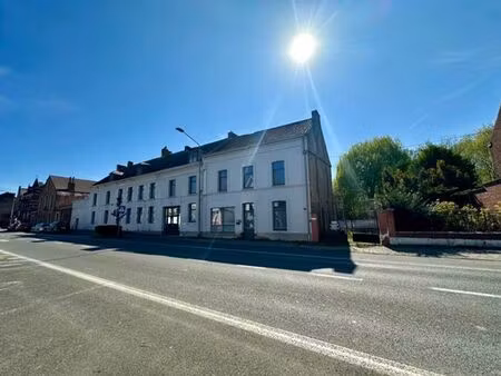 bâtiment imposant à fort potentiel