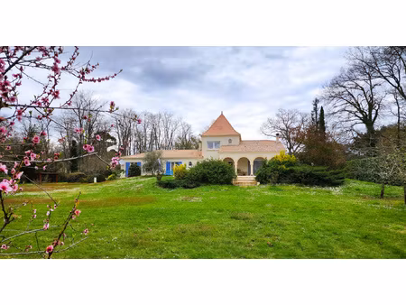 villa avec piscine sur parc clos