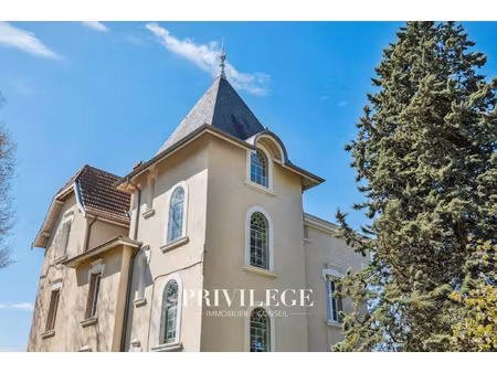 vernay - maison de ville 250m2 avec jardin proche de toutes