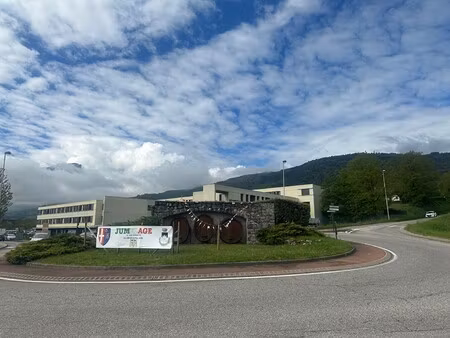 location local commercial