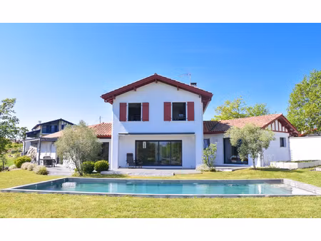 maison basque de 160 m2 avec piscine chauffée  sous-sol de 8