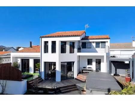vente maison à saint-gilles-croix-de-vie (85800) : à vendre / 213m² saint-gilles-croix-de-