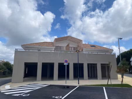 a louer - local commercial de 73m2 au coeur du teich dans un