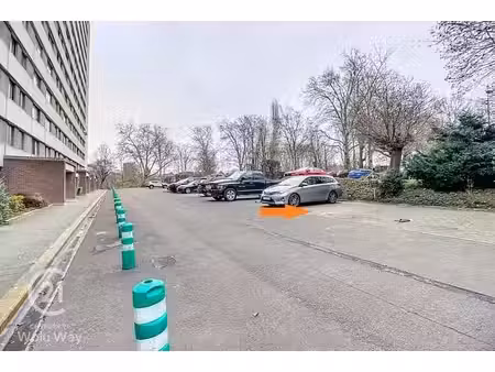 *** vendu *** quartier ucl | emplacement extérieur 1 voiture