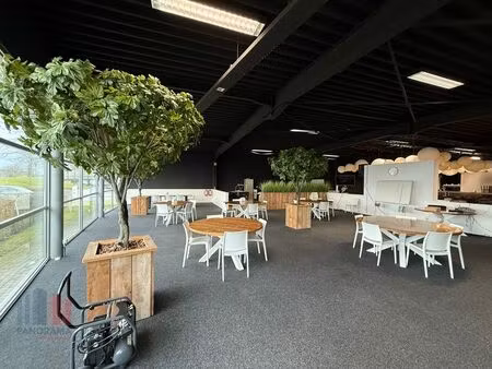 bedrijfsgebouw bestaand uit kantoren/showroom met magazijn