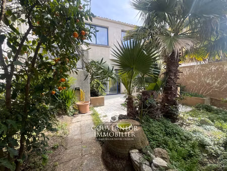 local commercial avec patio + grand espace stockage