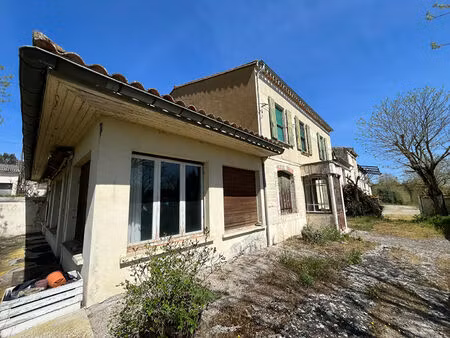 à 10 min de carcassonne  ancien domaine avec 8 boxes  7 maisons et dépendances sur 7593 m²