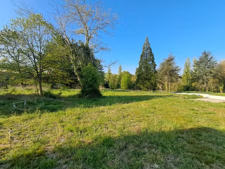 terrain viabilisé de 825 m2 idéalement placé.