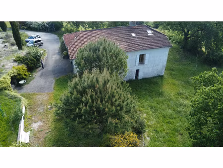 grande maison en pierre et brique d'env 220 m2  entourée de