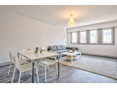 a 250 mètres de la place morny !