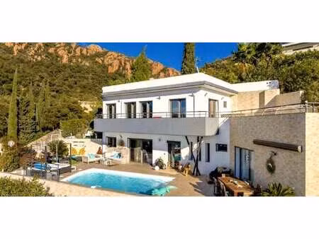 villa avec piscine et jardin agay (83)