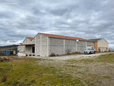 local 1460 m² pomas