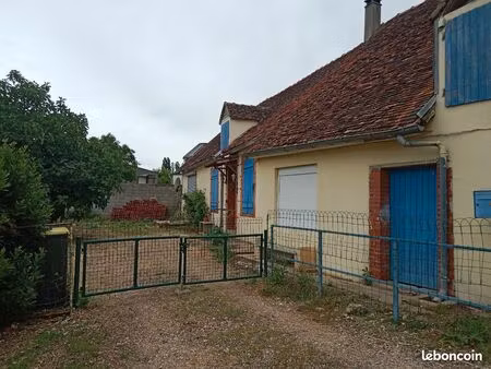 maison face aux vignes