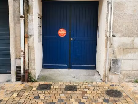 parking sécurisé moto/vélo proche du jardin public