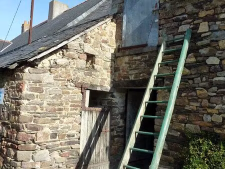 bâtiment en pierre à rénover