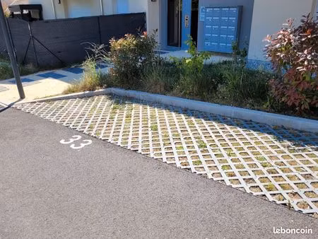 place de parking en extérieur