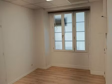 bureau à louer 24 m2 idéalement situé 300 euros centre beaumont-de-lomagne