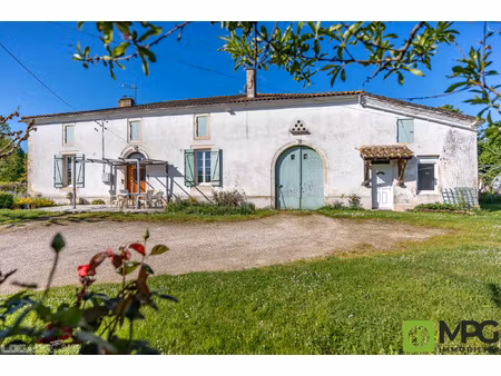 deux maisons en pierre avec grange et dépendances